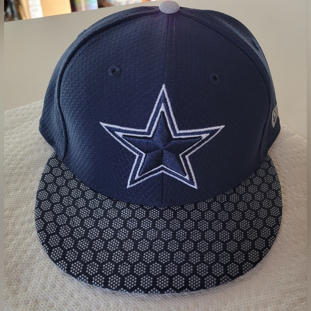 Men's Cowboys hat.